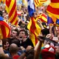 Sejumlah orang merayakan deklarasi kemerdekaan dari Spanyol oleh Parlemen Catalonia di luar gedung parlemen di Barcelona, Jumat (27/10). Sejumlah pendukung kemerdekaan, turun ke jalan sambil meneriakkan 'Liberty'. (AP/Emilio Morenatti)