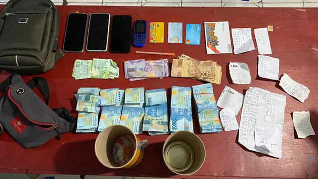 Barang bukti terkait judi togel online yang diamankan Polres Bitung