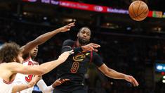 Pemain Cleveland Cavaliers, Dwyane Wade #9 memberikan umpan kepada rekannya saat diadang para pemain Chicago Bulls pada laga NBA basketball game di Quicken Loans Arena, Cleveland, (21/12/2017). Cleveland menang 115-112.  (Gregory Shamus/Getty Images/AFP)