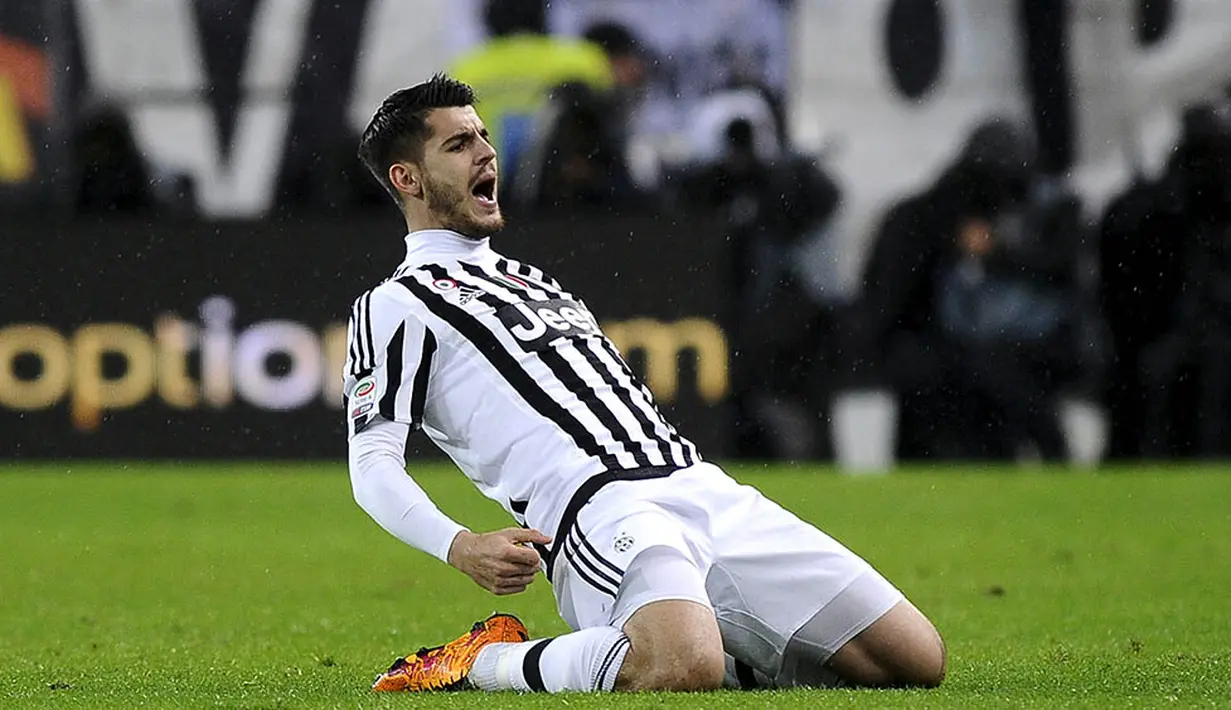 Striker Juventus, Alvaro Morata, merayakan gol yang dicetaknya ke gawang Inter Milan pada laga Serie A di Stadion Juventus, Italia, Minggu (28/2/2016). Juventus berhasil menaklukan Inter 2-0. (Reuters/Giorgio Perottino)