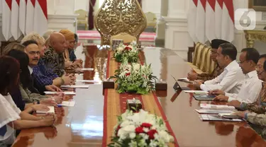 Presiden Joko Widodo menerima dan beraudiensi dengan delegasi Aksi Stop TBC Dunia di Istana Merdeka, Jakarta, Senin (9/12/2019). Delegasi Aksi Stop TBC Dunia itu dipimpin oleh Ketua Forum Stop TB Partnership Indonesia (FSTPI) Arifin Panigoro. (Liputan6 com/Angga Yuniar)