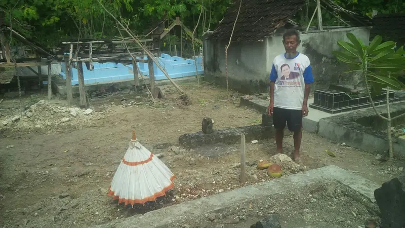 Jasad Berkalung Serban Jadi Imam di Liang Kubur