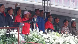 Presiden RI, Joko Widodo (ketiga kiri) bersama sejumlah menteri jelang menyaksikan langsung laga pembuka turnamen Piala Presiden 2018 di Stadion GBLA, Bandung, Selasa (16/1). Laga dimenangkan Persib 1-0 atas Sriwijaya FC. (Liputan6.com/Helmi Fithriansyah)