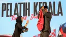 Pelatih kepala baru Timnas Indonesia, Patrick Kluivert mengenakan peci setelah sesi konferensi pers yang berlangsung di Hotel Mulia, Senayan, Jakarta, Minggu (12/01/2025). (Bola.com/Bagaskara Lazuardi)