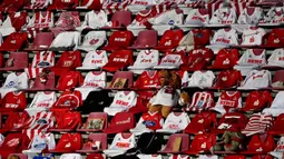 Jersey para pendukung Cologne diletakkan di kursi sebelum pertandingan antara FC Cologne vs RB Leipzig pada lanjutan Bundesliga divisi satu Jerman di Cologne (1/6/2020). Pertandingan yang digelar tanpa penontona akibat pandemi Covid-19 ben ini dimenangkan RB Leipzig dengan skor 4-2. (AFP/Ina Fassbe