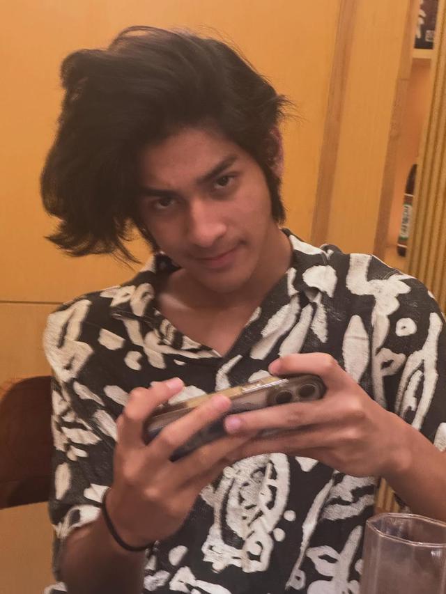 6 Potret Andre Taulany Buka Puasa Bareng Tiga Anaknya, Nikmati Makanan Jepang