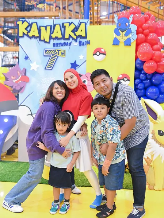 Selain nama-nama diatas, berikut beberapa selebriti yang juga memeriahkan acara ultah Kanaka diantaranya Tantri Syailindri alias Tantri Kotak, Chua Kotak, Ririn Dwi Ariyanti, Fairuz A Rafiq, dr. Reisa Broto Asmoro dan Vicky Shu. [Instagram/tya_ariestya]