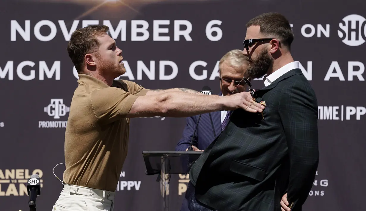 Juara kelas menengah super WBC/WBO/WBA terpadu Canelo Alvarez (kiri) mendorong Juara Kelas Menengah Super IBF yang tak terkalahkan Caleb Plant saat konferensi pers di Beverly Hills, California, 21 September 2021. Pertarungan keduanya dijadwalkan pada 6 November 2021. (AP Photo/Mark J. Terrill)