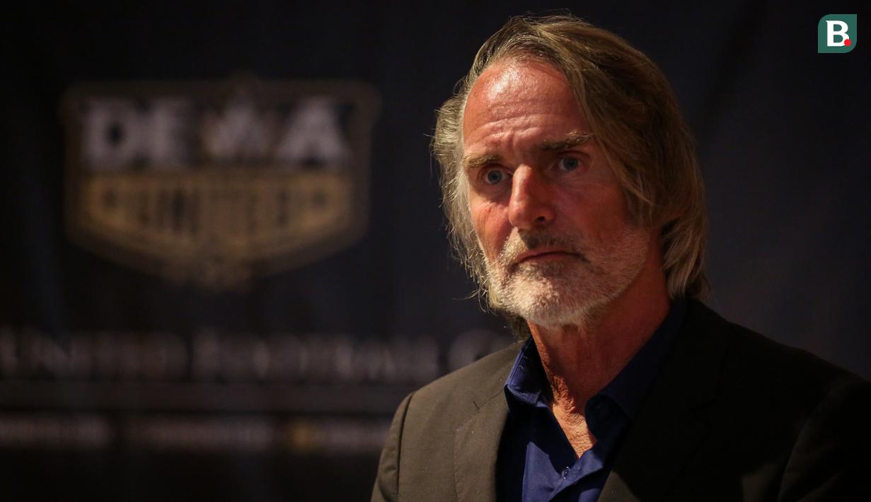 <p>Pelatih baru Dewa United FC, Jan Olde Riekerink saat konferensi pers pengenalan pelatih baru Dewa United FC untuk BRI Liga 1 2022/2023 yang berlangsung di Hotel Episode, Gading Serpong, Tangerang, Selasa (10/1/2023). (Bola.com/Bagaskara Lazuardi)</p>