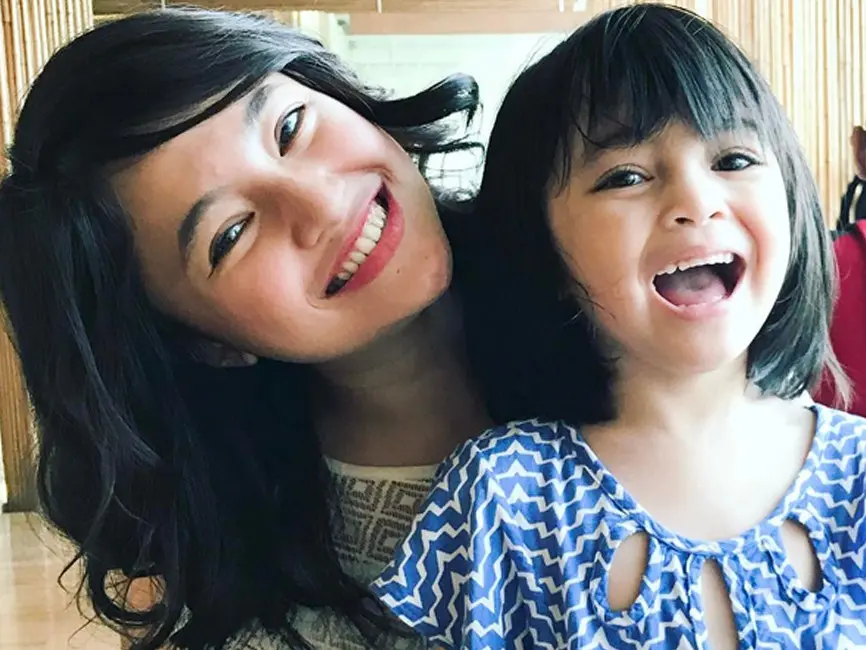 Merupakan hal yang wajar jika seorang ibu sangat bahagia melihat perkembangan anaknya yang semakin tumbuh besar. Layaknya Marshanda yang begitu senang ketika Sienna, putri semata wayangnya yang semakin pintar. (Instagram/marshanda99)