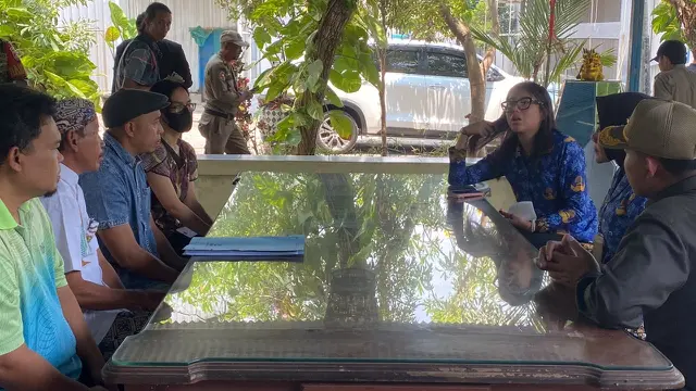 Mediasi antara warga dengan pemerintah terkait masalah lalat.