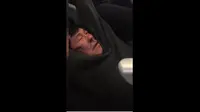 Sosok penumpang yang diseret paksa petugas keamanan United Airlines. (Foto: Twitter)