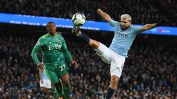 Striker Manchester City, Sergio Aguero, mengontrol bola saat melawan Watford pada laga Premier League 2019 di Stadion Etihad, Sabtu (9/3). Manchester City menang 3-1 atas Watford. (AFP/Paul Ellis)