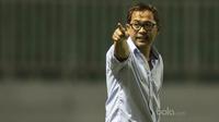 Pelatih Arema FC, Aji Santoso, memberikan instruksi saat melawan PS TNI pada laga Liga 1 di Stadion Pakansari, Bogor, Senin (3/7/2017). (Bola.com/Vitalis Yogi Trisna)