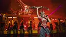 Berbalut kostum rancangan Denny Wirawan, Raisa kenakan kebaya struktur merah dengan bordir emas. Dipadu dengan celana 3/4 yang senada dan kain batik di pinggang [@raisa6690]
