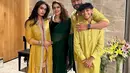 Kajol tampil dengan saree bernuansa hijau dengan inner crop hitam dan selendang serta bawahan rok panjangnya. [@kajol]
