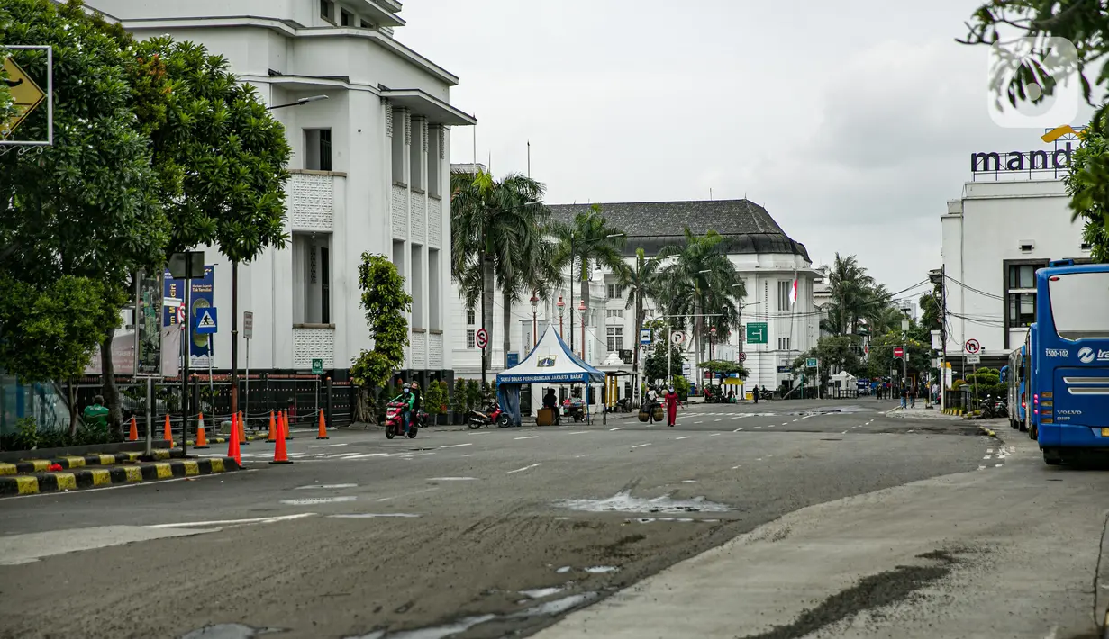 Suasana kawasan rendah emisi Kota Tua, Jakarta, Rabu (17/2/2021). Kualitas udara di kawasan Kota Tua Jakarta membaik setelah kebijakan Low Emission Zone (LEZ) atau Zona Emisi Rendah diberlakukan sejak 8 Februari 2021. (Liputan6.com/Faizal Fanani)
