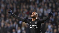 Gelandang PSG, Lucas Moura merayakan gol yang dicetaknya pada laga Liga Champions melawan Malmo FF di Swedia, Rabu (25/11/2015) WIB dini hari. PSG berhasil lolos ke babak 16 besar. (AFP Photo/Jonathan Nackstrand)