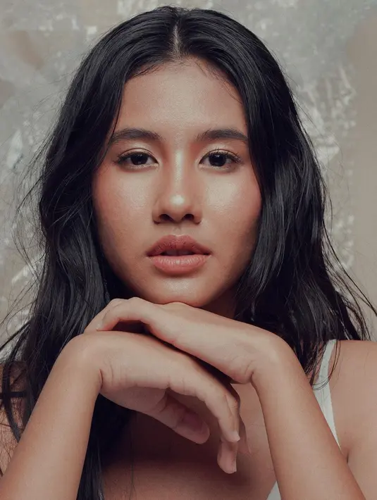 Dengan riasan wajah tipis, pemilik nama lengkap Shenina Syawalita Cinnamon ini tampilkan pesona naturalnya lewat foto close up ini.(Liputan6.com/IG/@shenacinnamon)