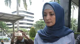 Aktris Inneke Koesherawati setibanya di Gedung KPK, Jakarta, Kamis (29/12). Inneke Koesherawati datang untuk meminta izin menjenguk suaminya, Fahmi Darmawansyah yang ditahan di Rutan Guntur. (Liputan6.com/Helmi Afandi)