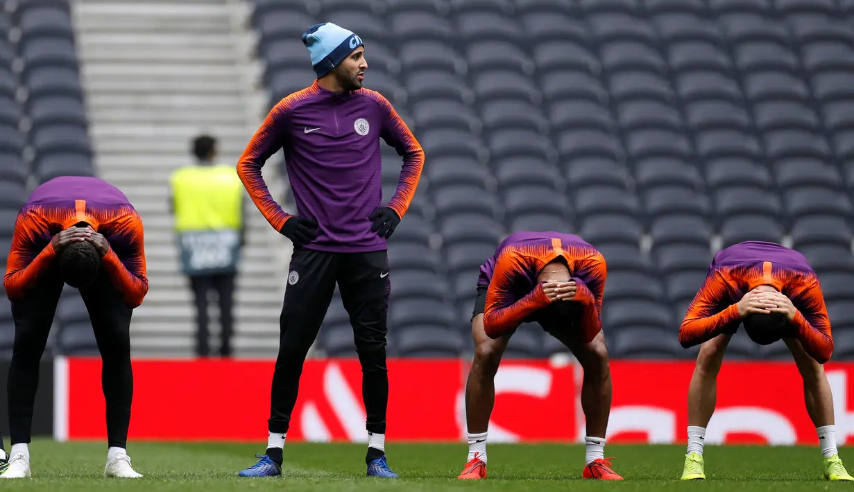 Pemain Manchester City Riyad Mahrez (dua kiri) berlatih bersama rekan setimnya jelang menghadapi Tottenham Hotspur pada leg pertama perempat final Liga Champions di Stadion Tottenham Hotspur, London, Inggris, Senin (8/4). (Reuters/John Sibley)