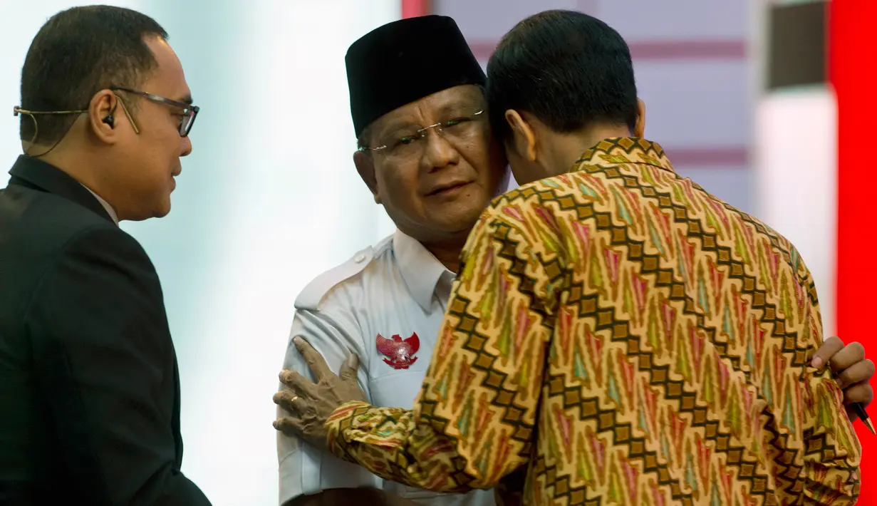 Dua calon Presiden Indonesia, Prabowo Subianto dari Partai Gerindra dan Joko Widodo (Jokowi) dari Partai PDIP saling berpelukan seusai sesi debat pilpres 2014 di Jakarta pada 22 Juni 2014. (AFP PHOTO / ROMEO GACAD)