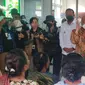 Menteri Sosial Tri Rismaharini meninjau langsung pelaksanaan operasi katarak gratis di Pulau Kei Besar, Kecamatan Kei Besar, Kabupaten Maluku Tenggara, Provinsi Maluku, Rabu (24/7/2024). (Ist).