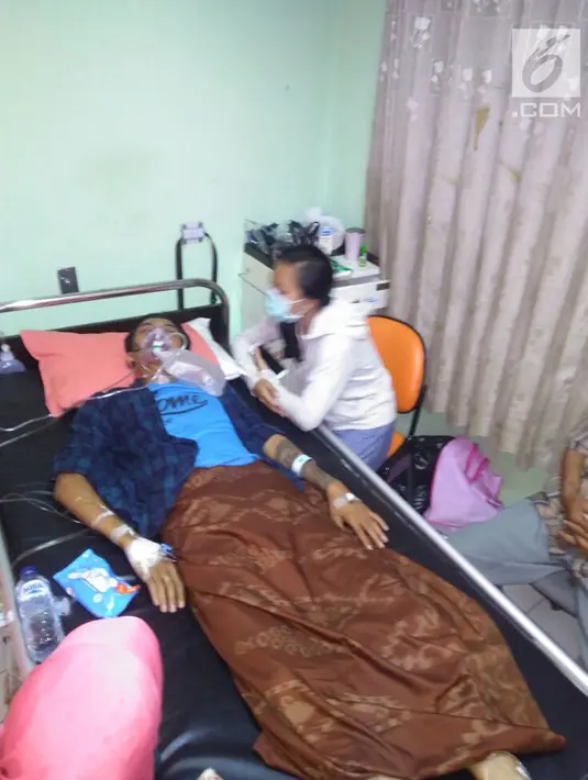 Seorang pria korban minuman keras buatan atau miras oplasan mendapat perawatan di rumah sakit di Cicalengka, Jawa Barat (11/4). Tingginya korban membuat Pemerintah Kabupaten Bandung menetapkan status kejadian luar biasa. (Liputan6.com/Pool/Polda Jabar)