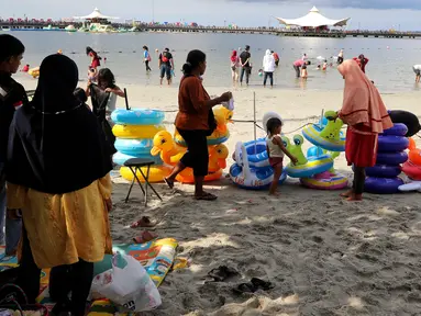 Sejumlah pengunjung bermain di pantai Ancol, Jakarta, Selasa (5/2). Libur Tahun Baru Imlek 2570 ancol masih menjadi tempat wisata pilihan untuk warga Jakarta dan sekitarnya. (Liputan6.com/Johan Tallo)