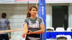 Pevoli cantik Yolla Yuliana saat mengikuti latihan tim putri Jakarta Elektrik PLN di GOR Ken Arok, Malang, Minggu (21/2/2016). (Bola.com/Nicklas Hanoatubun)