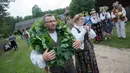 Sejumlah warga mengikuti Festival Rasos di Rumsiskes, Lithuania, Selasa (23/6/2020). Orang-orang merayakan festival ini dengan mengenakan sejumlah hiasan bunga dan kostum tradisional serta bernyanyi dan menari. (Xinhua/Alfredas Pliadis)
