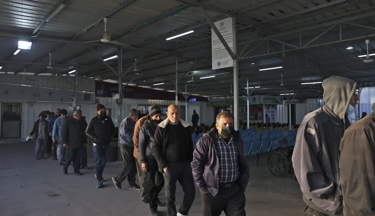 Pekerja Palestina meninggalkan stasiun terakhir di Beit Hanun di Jalur Gaza utara, sebelum mencapai Israel melalui penyeberangan Erez untuk bekerja (23/2/2022). Israel mengatakan akhir tahun lalu bahwa 3.000 warga Gaza tambahan akan diizinkan masuk Israel untuk bekerja. (AFP/Mohammed Abed)