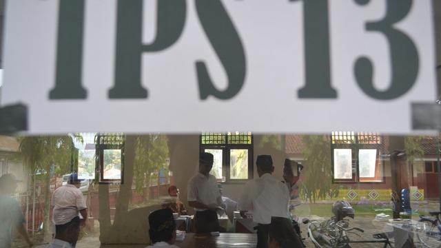 Suasana penghitungan suara dalam Pilkada Cilacap 2017. (Foto: Liputan6.com/Muhamad Ridlo)