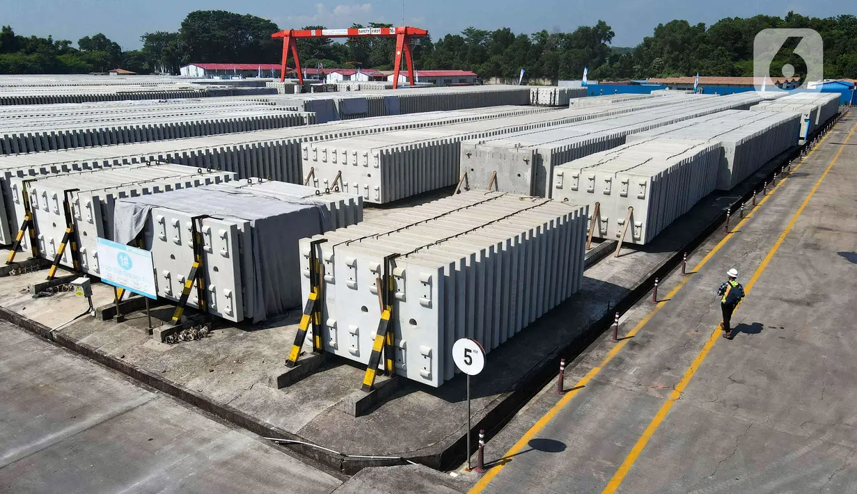 Deretan slab track terlihat di pabrik Slab Track PT Wika Beton, Karawang, Jawa Barat, Rabu (18/5/2022). PT Wijaya Karya Beton Tbk (WIKA Beton) telah usai menutup produksi bantalan rel Kereta Cepat Jakarta - Bandung, yang mampu memproduksi 70 unit slab track dalam satu hari atau 1.200 unit dalam satu bulan dengan melibatkan 283 tenaga kerja lokal. (Liputan6.com/Herman Zakharia)