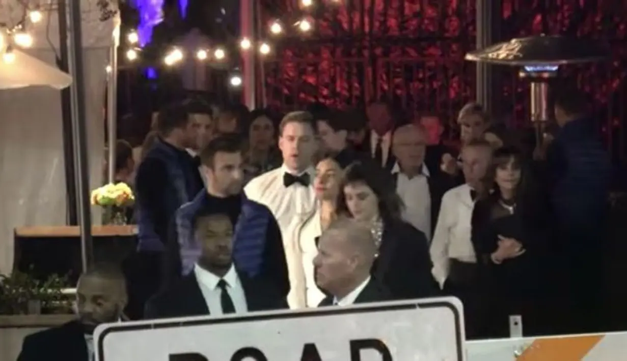 Tak hanya itu, Emma dan Chord pun hadir bersama di pesta Vanity Fair Oscar pada 4 Maret lalu. (Getty Images/Mirror)