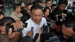 Gubernur Sulawesi Utara Olly Dondokambey menjawab pertanyaan wartawan seusai diperiksa di gedung KPK, Jakarta, Selasa (4/7). (Liputan6.com/Helmi Afandi)