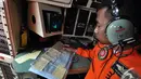 Seorang anggota TNI AU melihat peta navigasi saat melakukan pencarian AirAsia QZ8501, Perairan Pangkalan Bun, Kalimantan, Selasa (30/12/2014). (Liputan6.com/Miftahul Hayat)