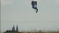 Seorang Pilot Terluka Akibat Iklan Balon Udara Meledak (Screencap video)