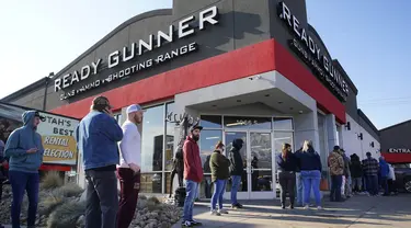 Orang-orang berbaris mengantre untuk membeli senjata dan amunisi di toko senjata Ready Gunner di Orem, Utah, Minggu (10/1/2021). Penjualan amunisi dan senjata telah meningkat di Utah pada hari-hari sejak penyerbuan gedung Capitol di Washington DC pada 6 Januari 2021 lalu. (GEORGE FREY / AFP)