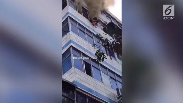 Beredar rekaman video sedang terjadi kebakaran di apartemen di distrik Weidu Xuchang, China.