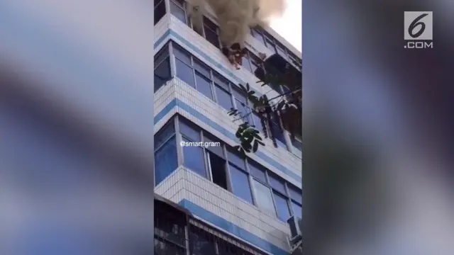 VIDEO: Aksi Heroik Ibu Selamatkan Anak dari Kebakaran