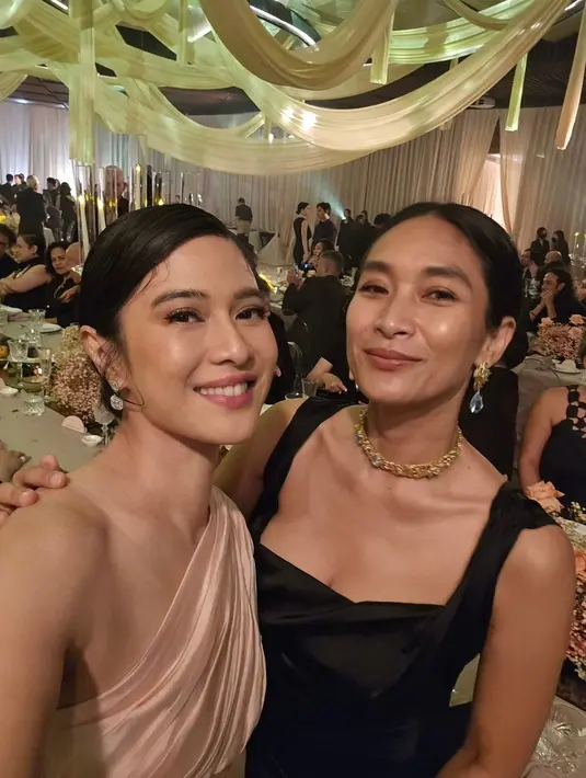 Menurut keterangan Sapto, gaun bridesmaid Dian Sastro ini terinspirasi dari pesona bunga sakura. Foto: Instagram.