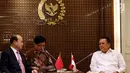 Ketua DPR, Bambang Soesatyo berbincang dengan Duta Besar Republik Rakyat Tiongkok (RRT) Xiao Qian di ruangan pimpinan DPR di Gedung Nusantara II, Kompleks Parlemen Senayan, Jakarta, Rabu (18/4). (Liputan6.com/Johan Tallo)