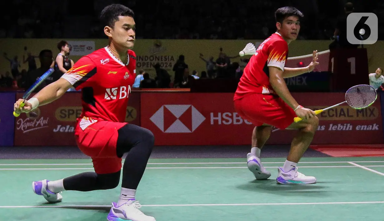 Pebulu tangkis ganda putra Indonesia, Leo Rolly Carnando/Daniel Marthin saat melawan Fajar Alfian/Muhammad Rian Ardianto di babak 32 besar Indonesia Open 2024 di Istora Gelora Bung Karno, Senayan, Jakarta, Rabu (5/6/2024). (Liputan6.com/Herman Zakharia)