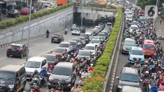 Kendaraan terjebak kemacetan saat melintas di Jalan Raya Pasar Minggu, Jakarta, Rabu (10/6/2020). Tingginya volume kendaraan serta adanya proyek pembangunan flyover menyebabkan kemacetan parah di kawasan tersebut, meskipun saat ini masih dalam status transisi PSBB. (Liputan6.com/Immanuel Antonius)