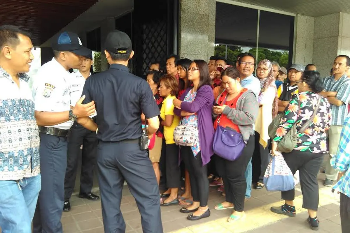 Ratusan orang berkumpul di depan Kantor Perwakilan Bank Indonesia (BI) Provinsi DKI Jakarta, Jalan Djuanda, Jakarta Pusat pada Jumat (13/1/2017). (Liputan6.com/Fiki Ariyanti)
