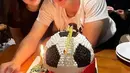 Momen Alfeandra merayakan ulang tahun menjadi momen istimewa Vivi Novika. Vivi memberikan kue ulang tahun bentuk bola. Wajah sumringah keduanya ini sukses menyita perhatian publik. Vivi dan Dewangga sudah bertunangan dan kini tengah mempersiapkan pernikahan. (Liputan6.com/IG/@viviinovika)