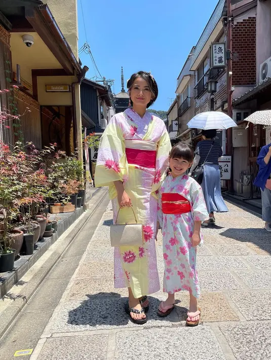 Beberapa tempat destinasi menarik dikunjungi Acha bersama keluarga. Kompak bersama sang buah hati mengenakan kimono. Tidak hanya penampilan Acha yang menarik perhatian, tapi juga putri cantiknya, Bridgia. [Instagram/septriasaacha]