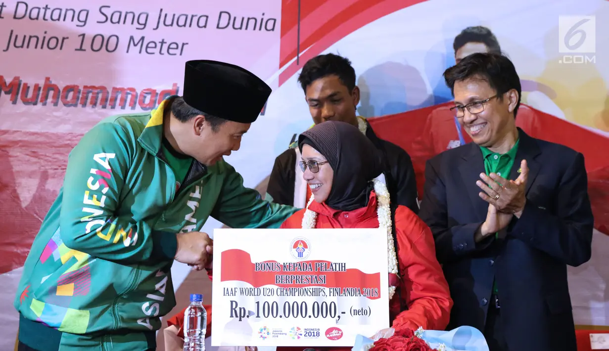 Pelatih pelatnas atletik, Eni Nuraeni (tengah) menerima bonus dari Menpora Imam Nahrawi di Terminal 3 Bandara Soetta, Tangerang, (17/7). Eni Nuraeni berhasil mengantarkan Lalu M Zohri meraih emas lari 100m dunia U-20. (Liputan6.com/Helmi Fithriansyah)