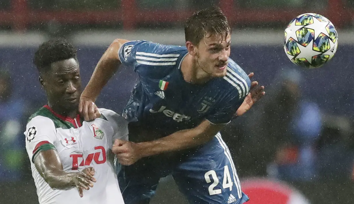 Foto file yang diambil pada 6 November 2019 Bek Juventus, Daniele Rugani berebut bola dengan pemain Lokomotiv Eder pada pertandingan Liga Champions. Pemain 25 tahun ini dinyatakan positif terkena virus corona, yang diumumkan klub 11 Maret 2020. (AP Photo/Pavel Golovkin)